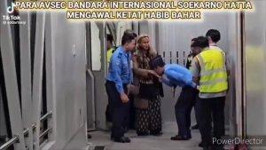 Tangkapan-layar-video-Petugas-Avsec-menjemput-kedatangan-Habib-Bahar.jpg