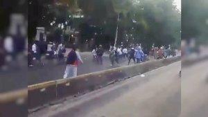 Tangkapan-layar-video-tawuran-dua-kelompok-pelajar-bersenjata-tajam-di-Jalan-Otista-Raya.jpg
