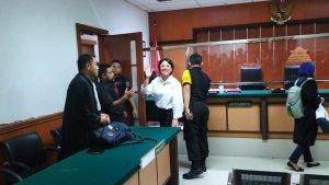 Terdakwa-Natalia-Rusli-melambaikan-tangan-setelah-mendengarkan-vonis-dari-Hakim-Pengadilan.jpg