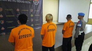 Tiga-tersangka-kasus-bensin-oplos-air-diringkus-Polres-Metro-Bekasi-Kota.jpg