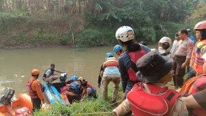 Tim-SAR-Gabungan-melakukan-evakuasi-jasad-penjala-ikan-yang-tenggelam-di-Kali-Cikeas-2.jpg