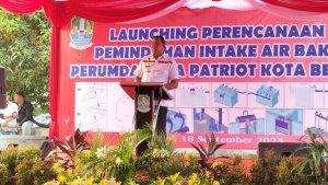 Tri-Adhianto-saat-meresmikan-pembangunan-relokasi-intake-PDAM-Tirta-Patriot.jpg