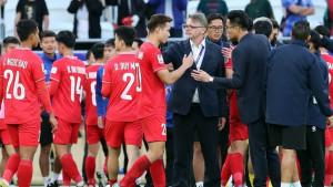 Vietnam-Philippe-Troussier-menyalami-pemainnya.jpg