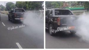 Viral-sebuah-mobil-berpelat-merah-mengeluarkan-asap-dari-mulut-knalpot.jpg