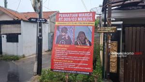 WAJAH-PENCURI-SEPEDA-Spanduk-yang-memuat-wajah-dua-pencuri-sepeda-terpasang.jpg