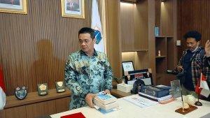 Wagub-DKI-Ahmad-Riza-Patria-mengemasi-barang-miliknya-Balai-Kota-Jakarta.jpg