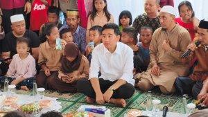 Wakil-presiden-terpilih-Gibran-Rakabuming-Raka-mendatangi-warga.jpg