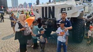 Warga-Antusias-berfoto-di-depan-kendaraan-taknis.jpg