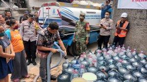 Warga-RT-15RW-02-Pinang-Ranti-Makasar-Jakarta-Timur-saat-antre-mendapat-bantuan-air-bersih.jpg
