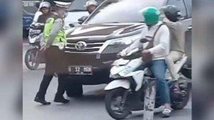 anggota-polantas-polres-metro-jakarta-barat-sektor-cengkareng-aiptu-torus-marasi-prapat-fortuner.jpg