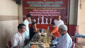 asar-Rawa-Bening-Achmad-Subhan-kemeja-putih-saat-memantau-pelaksanaan-turnamen-catur.jpg