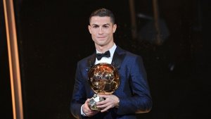 cristiano-ronaldo-saat-menerima-ballon-dor-2017-silam_20181009_163117.jpg