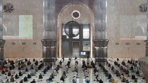 jemaah-tampak-antusias-melaksanakan-jumatan-di-masjid-istiqlal.jpg