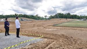 jokowi-dan-erick-liat-lahan-tc-timnas.jpg