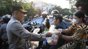 kapolsek-pesanggrahan-kompol-tedjo-asmoro-dan-pokja-wartawan-jakarta-selatan-bagikan-takjil.jpg