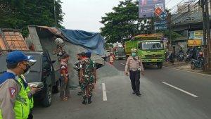 kecelakaan-antara-mobil-truk-bermuatan-pasir-dengan-minibus-di-Jalan-Transyogi-Cimanggis.jpg
