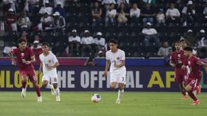 lino-Ferdinan-melewati-pemain-Qatar-di-Piala-Asia-U-23.jpg