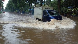 mobil-banjir_20180215_205541.jpg