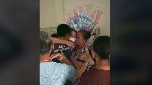 momen-haru-pertemuan-ibu-dan-anak-usai-4-tahun-merantau-di-singapura.jpg