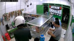 ngambil-hp-warteg.jpg