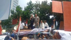 para-pekerja-hiburan-menggelar-aksi-unjuk-rasa-di-depan-Gedung.jpg