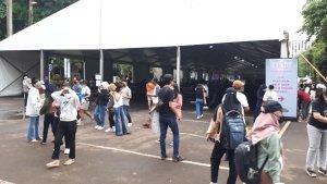 para-penggemar-blackpink-atau-blink-sedang-menukarkan-tiket-konser-blackpink-di-gbk.jpg