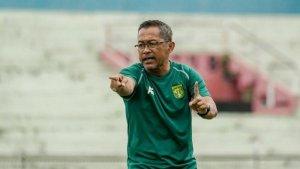 pelatih-persebaya-aji-santoso-saat-memberi-instruksi-dalam-sesi-latihan-di-stadion-gelora-delta.jpg