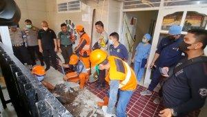 pembongkaran-septic-tank-klinik-aborsi-di-Jalan-Merah-Delima-Jakarta-Pusat.jpg