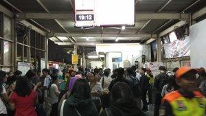 penumpukan-penumpang-di-stasiun-karet-pada-selasa-29102019-malam-karena-krl.jpg