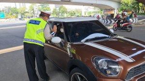 petugas-memberikan-imbauan-ke-pengendara-di-kolong-pintu-tol-tomang.jpg