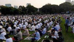 ribuan-jemaah-salat-idul-fitri-memenuhi-lapangan-masjid-agung-al-azhar.jpg