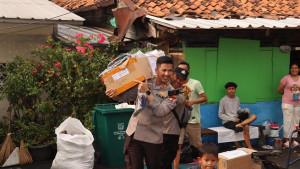 senen-bagikan-bantuan-kebakaran.jpg