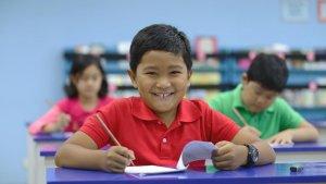 seorang-anak-yang-sedang-mengerjakan-lembar-soal-kerja-kumon-dengan-perasaan-senang.jpg