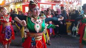 tarian-adat-ambil-bagian-dalam-karnaval-perayaan-hut-ke-495-kota-jakarta-di-jakarta-fair-kemayoran.jpg