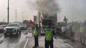 truk-wing-box-alami-kebakaran-di-jalan-tol-ir-wiyoto-wiyono-tanjung-priok.jpg