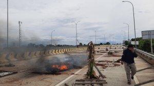 warga-ahli-waris-blokade-dan-membakar-ban-di-jalan-tol-cibitung-cimanggis-jatisampurna.jpg