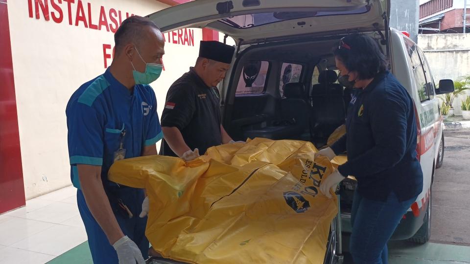 11-Jenazah-Korban-Kecelakaan-Tol-Cikampek-KM-58-Dipindah-ke-RS-Polri-untuk-Pemeriksaan-DNA.jpg