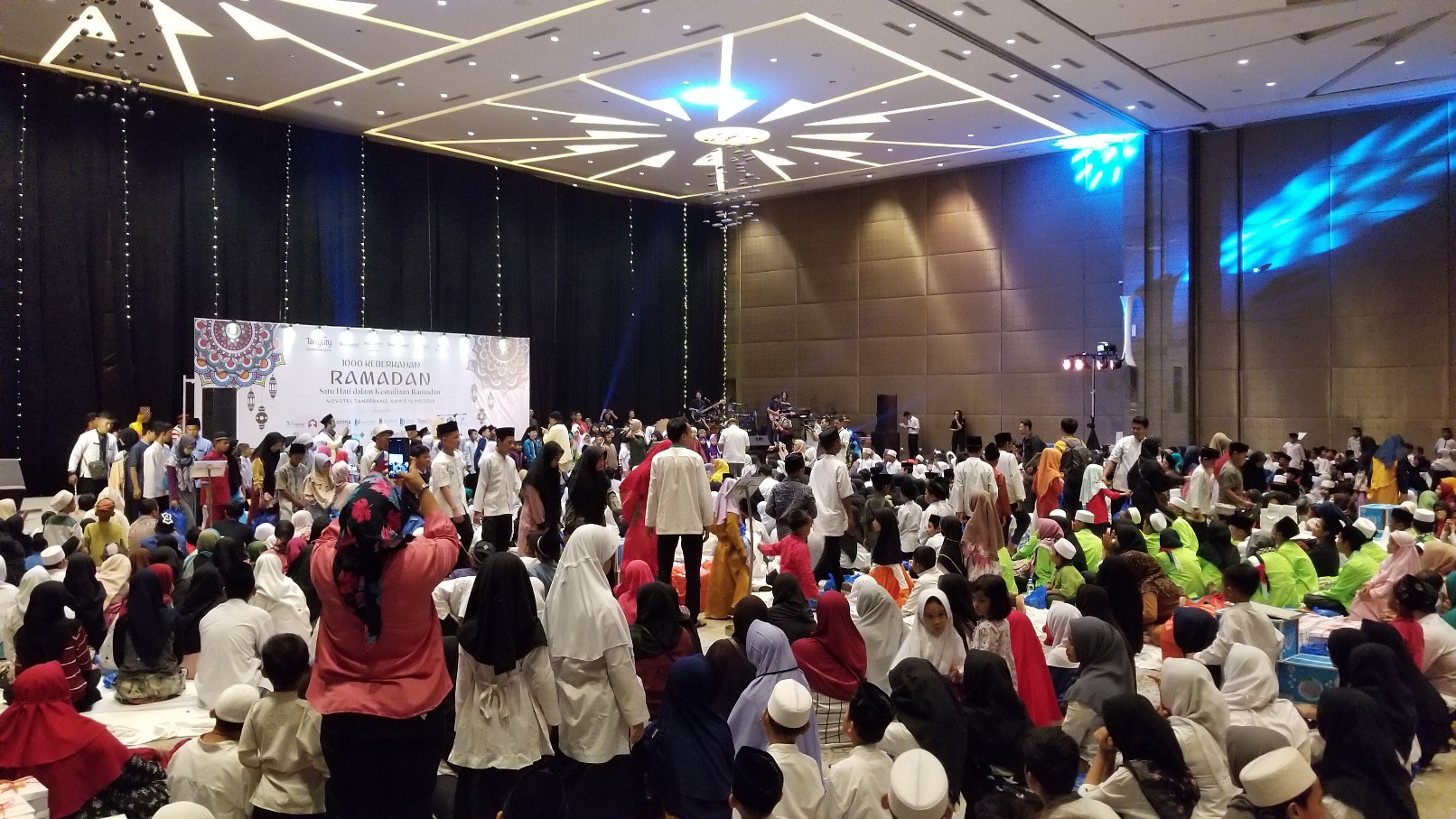 1100-anak-yatim-se-tangerang-buka-puasa-bareng-di-grand-ballroom-novotel-tangerang.jpg