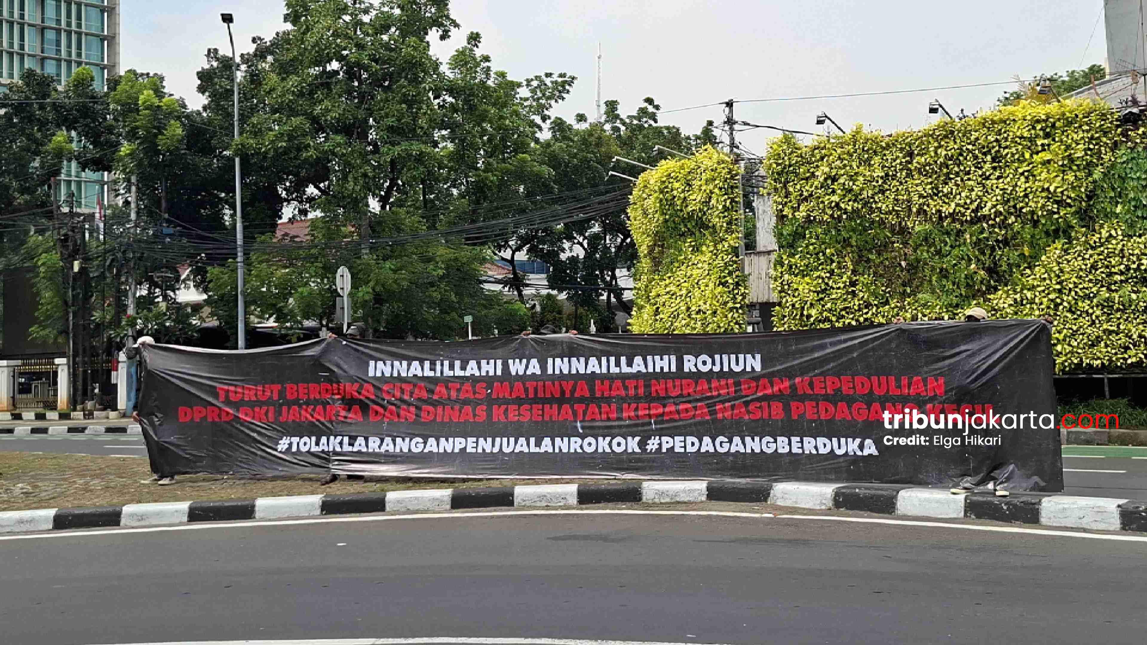 Protes Raperda Kawasan Tanpa Rokok, Pedagang Gelar Aksi Damai di Tugu Tani Jakarta Pusat