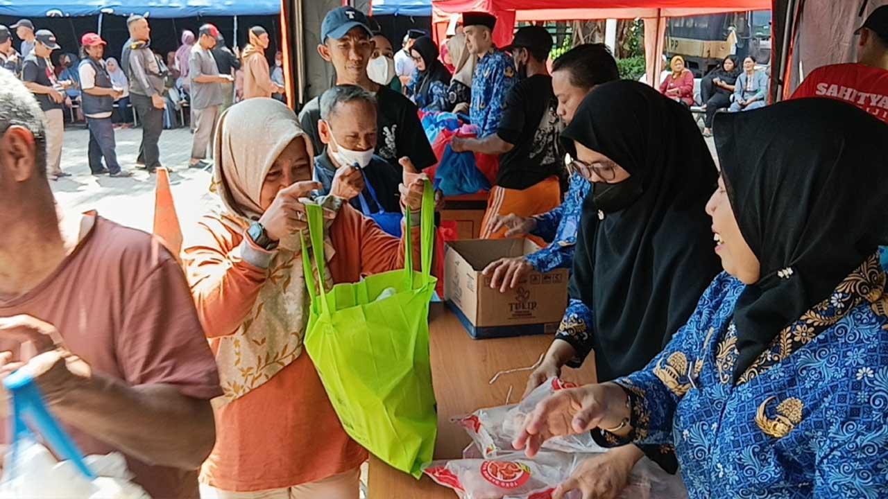 Daging Mahal, Ribuan Warga Jaktim Antre Sembako Murah Demi Sajikan Rendang Saat Lebaran