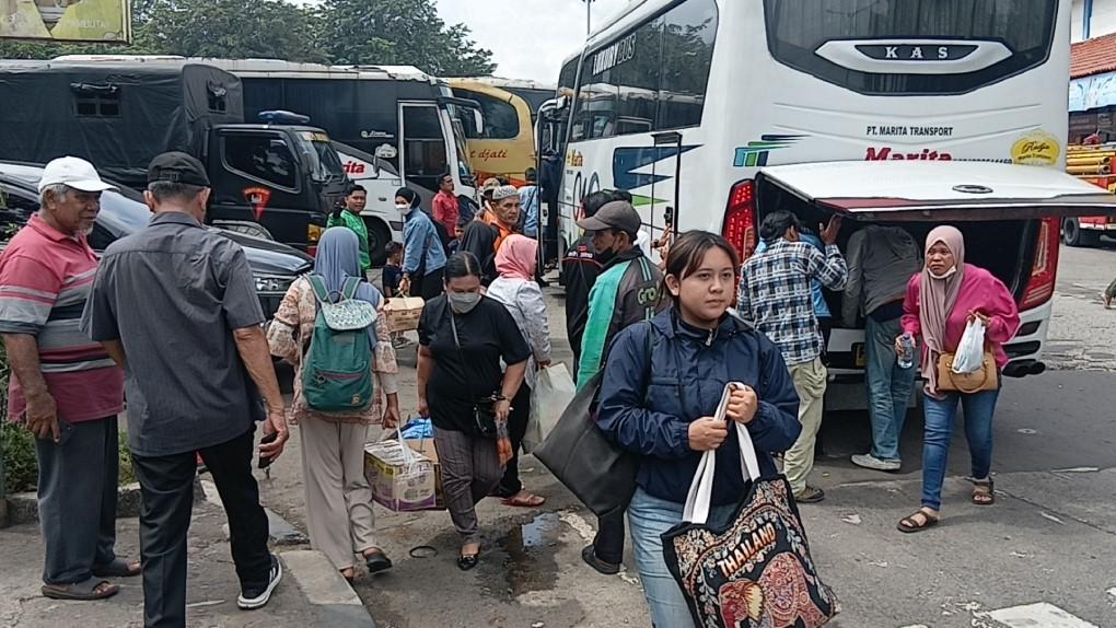 ARUS-BALIK-Pemudik-penumpang-bus-AKAP-yang-tiba-di-Terminal-Kampung-Rambutan.jpg