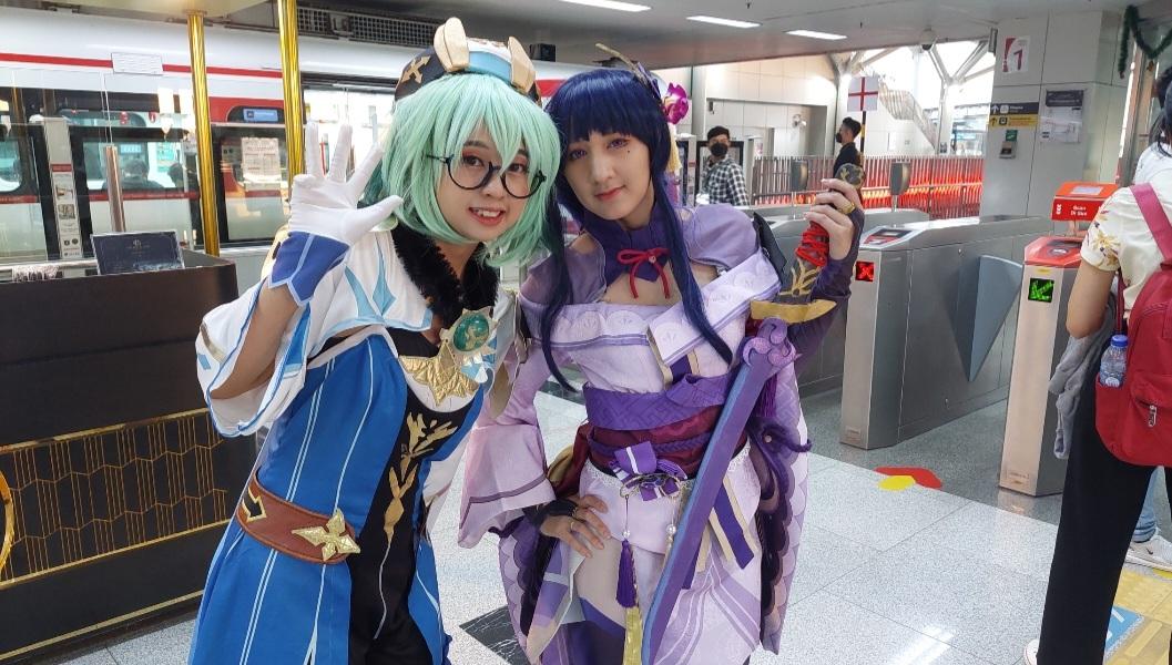 Melihat Aksi Cosplayer Berkostum Unik Mejeng di Stasiun LRT Jakarta