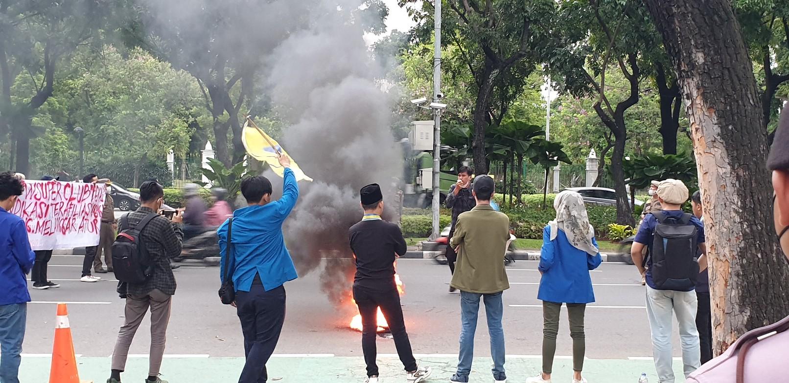 Aksi-massa-dari-PMII-DKI-Jakarta-melakukan-aksi-bakar-ban-di-depan-Balai-Kota-Jakarta.jpg