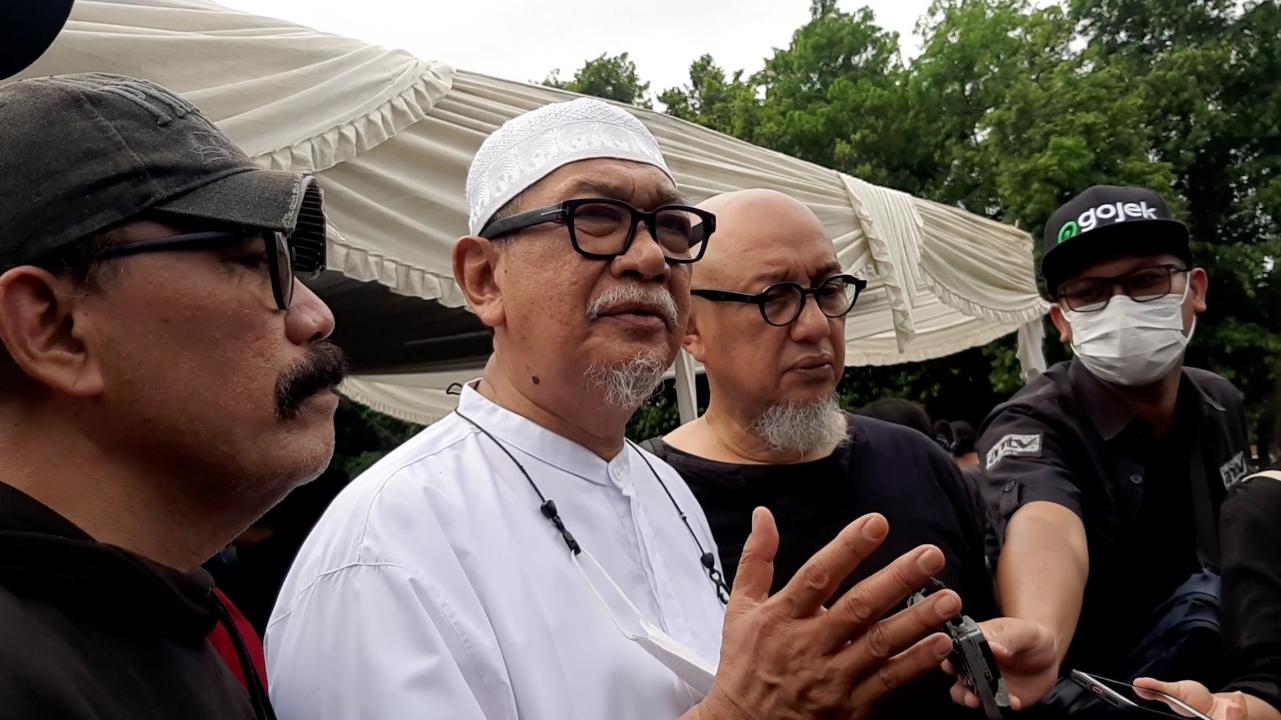 Aktor-Deddy-Mizwar-seusai-pemakaman-artis-senior-Mieke-Wijaya.jpg
