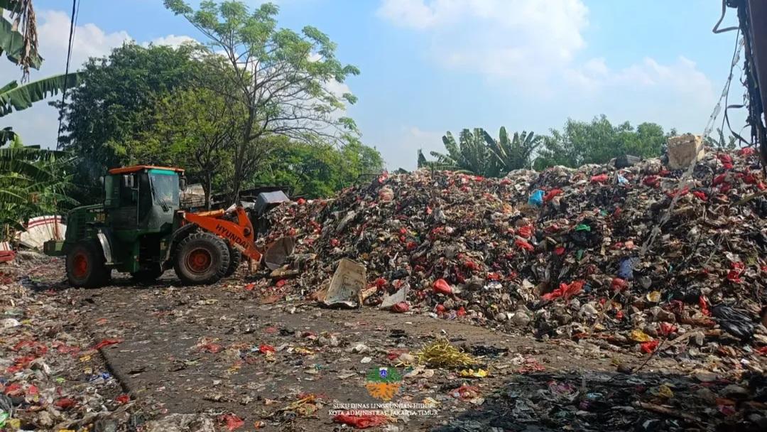 Alat-berat-Dinas-Lingkungan-Hidup-DKI-Jakarta-angkut-sampah.jpg