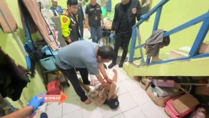 Alex-Iskandar-49-ayah-tiri-Alvaro-Kiano-Nugroho-6-memeragakan-detik-detik-saat-dirinya.jpg