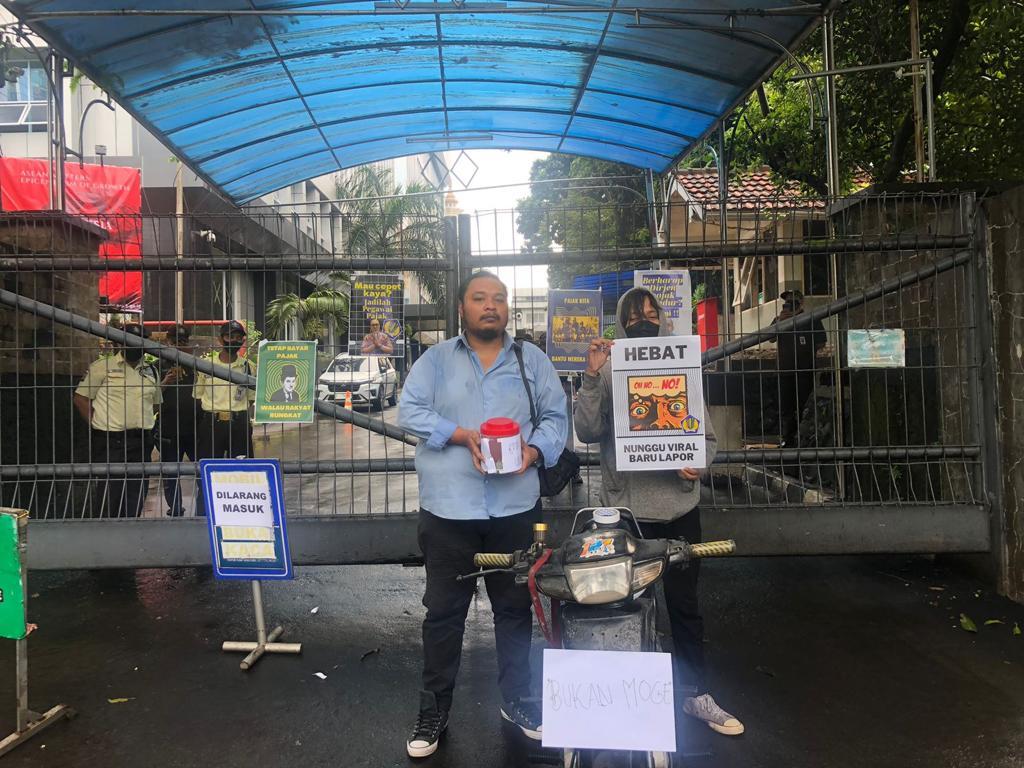 Aliansi-masyarakat-sipil-menggelar-aksi-serahkan-koin-sumbangan-kepada-Ditjen-Pajak-2.jpg