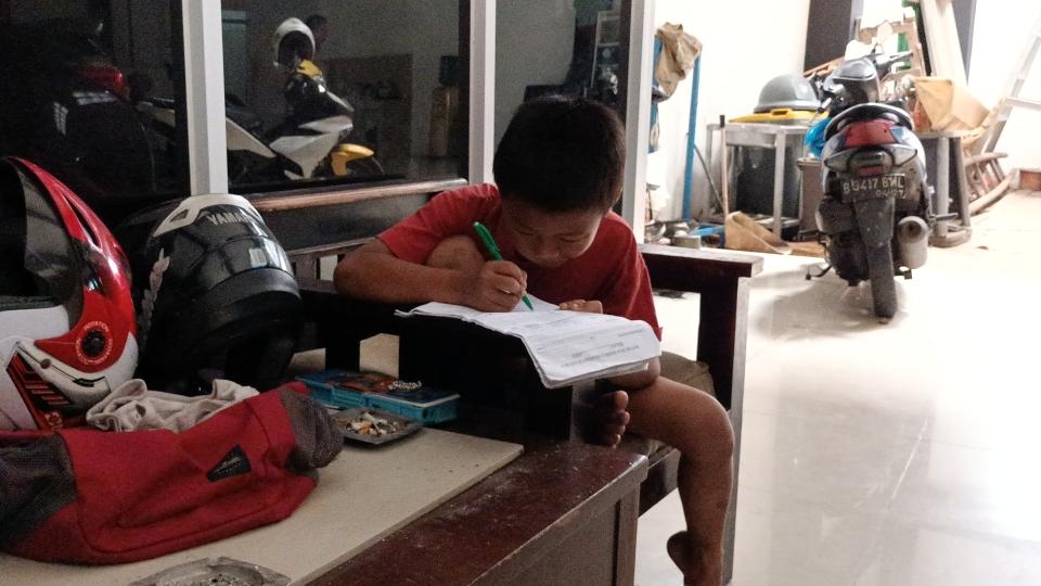 Semangat Belajar Anak 8 Tahun di Jakarta Timur yang Tak Bisa Sekolah Terhalang Akte Kelahiran