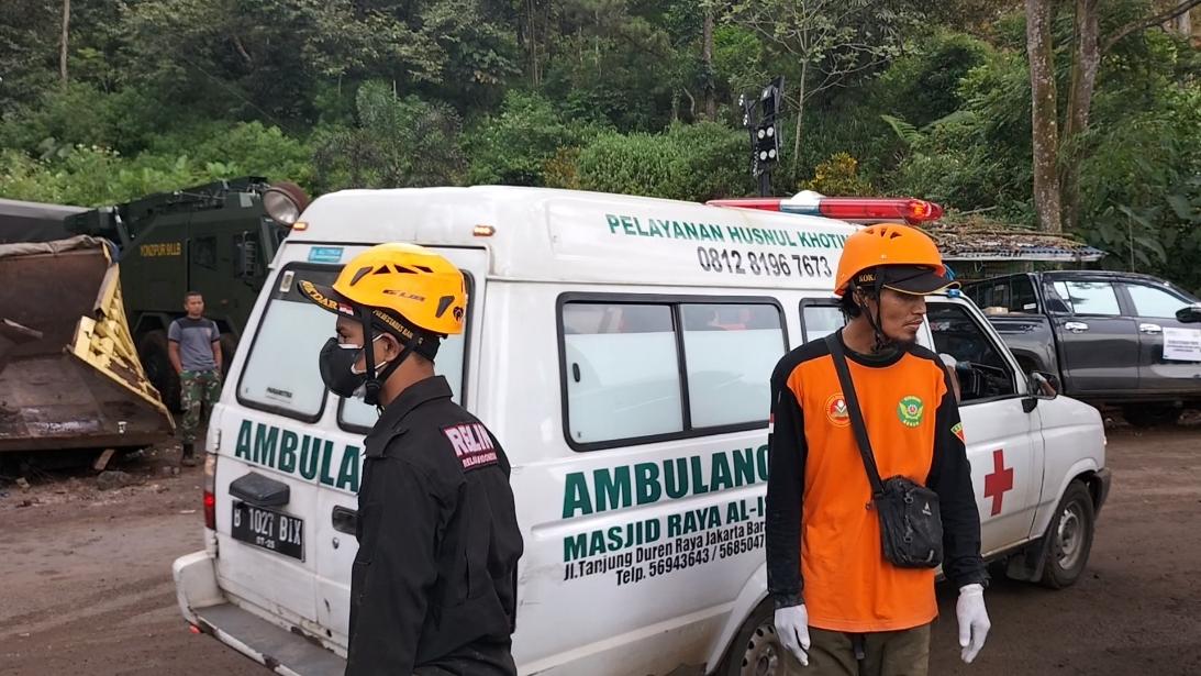 Ambulans-membawa-jenazah-korban-longsor-di-kawasan-Cipanas-Cianjur.jpg