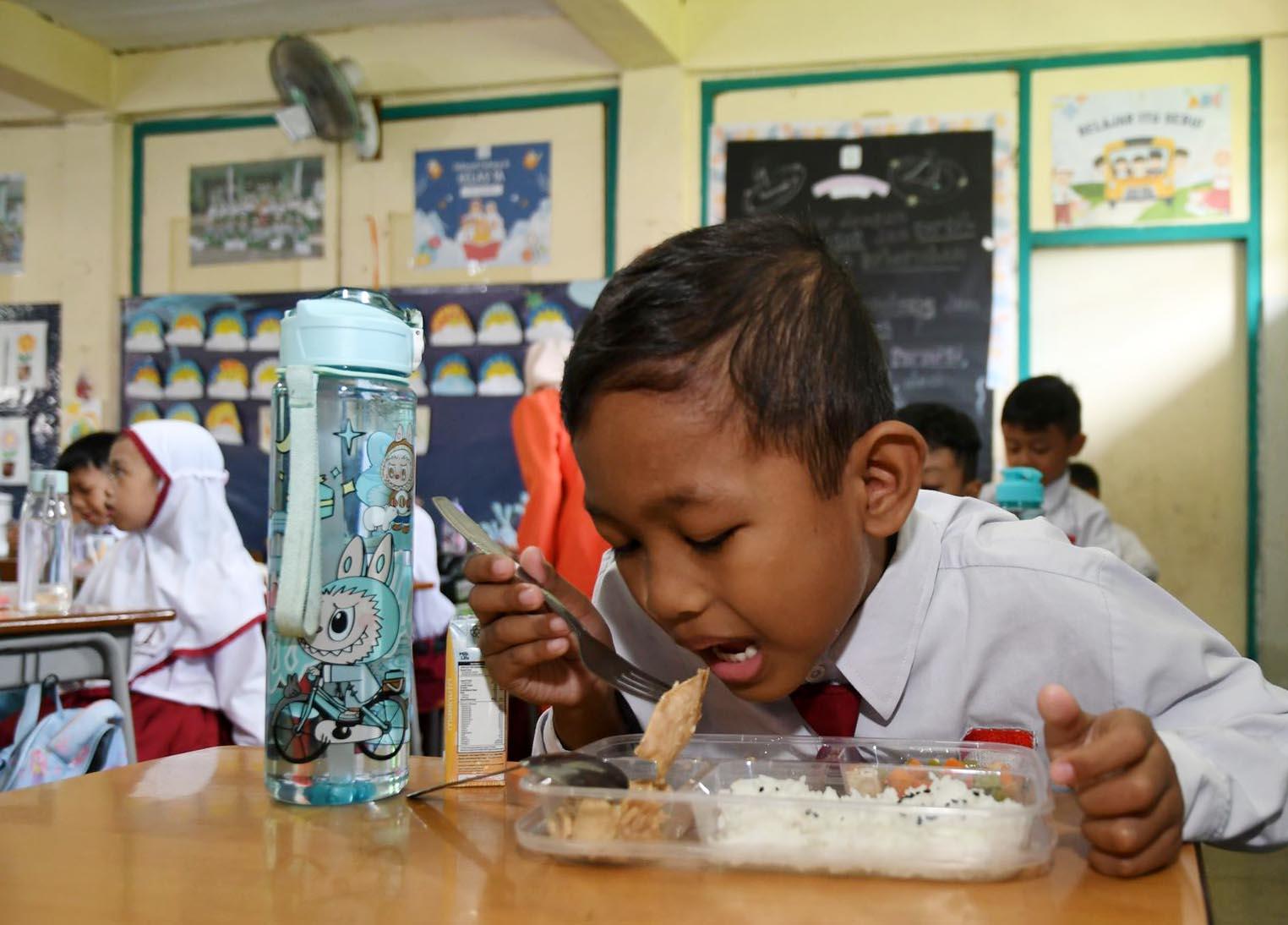 Anak-anak-menikmati-sajian-Program-Makan-Bergizi-Gratis-MBG.jpg